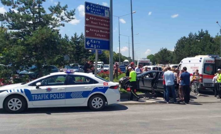 Kavşakta feci kaza: 6 yaralı