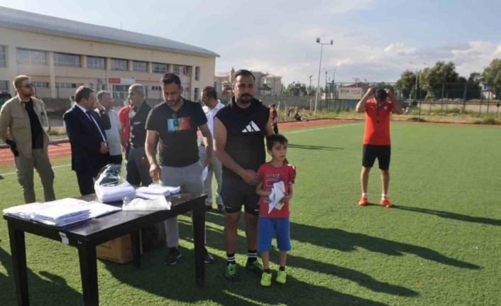 Kaymakam Ocak’tan kurslara katılan çocuklara forma