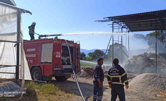 Kaynak makinesinden sıçrayan kıvılcım saman balyalarını kül etti