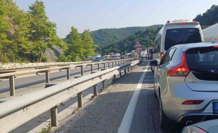 Kaza sebebiyle yol kapandı, sınava adaylar yürüyerek gitti