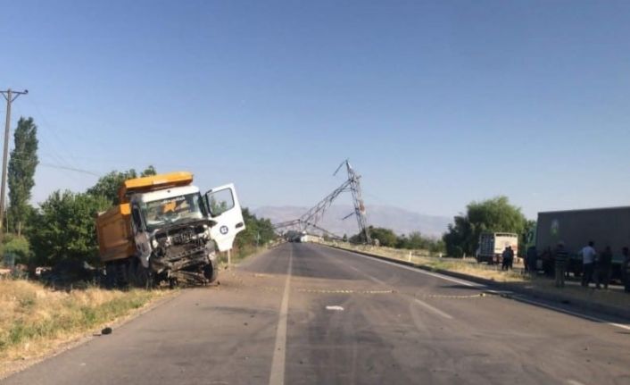 Kaza sonrası yola devrilen yüksek gerilim hattı direği trafiği kilitledi