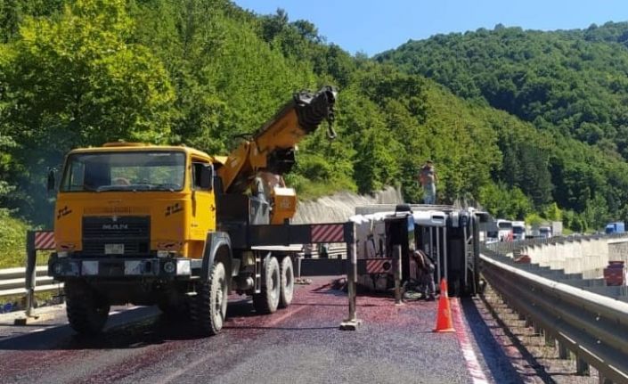 Kiraz yüklü kamyon devrildi, tonlarca meyve yola saçıldı