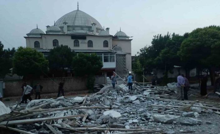 Kırıkkale’de şiddetli rüzgar caminin minaresini yıktı