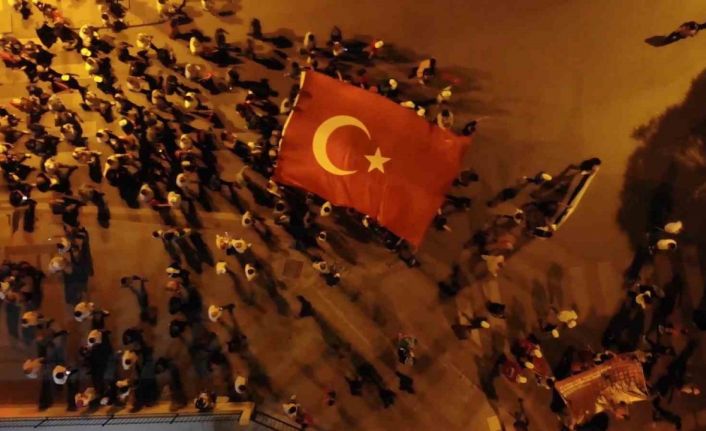 Kırıkkaleliler demokrasi yürüyüşüne katıldı, gece yarısına kadar nöbet tuttu