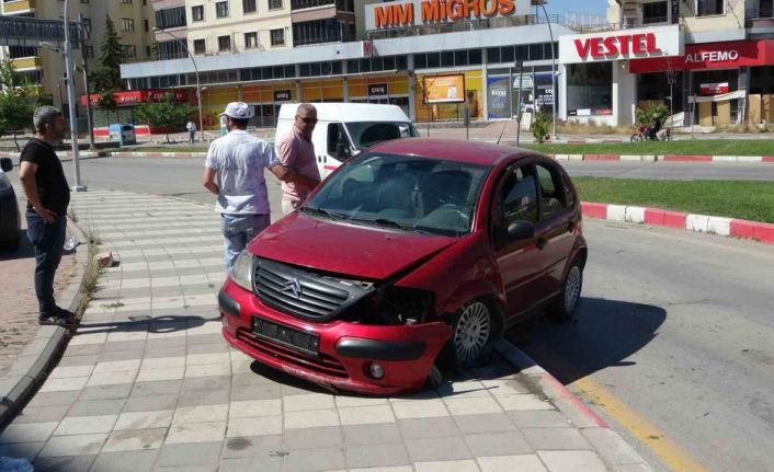 Kontrolden çıkan araç refüje çarptı: 2 yaralı