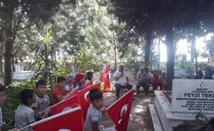 Kur’an kursu öğrencileri şehit Feyzi Tekeş’in kabrini ziyaret etti