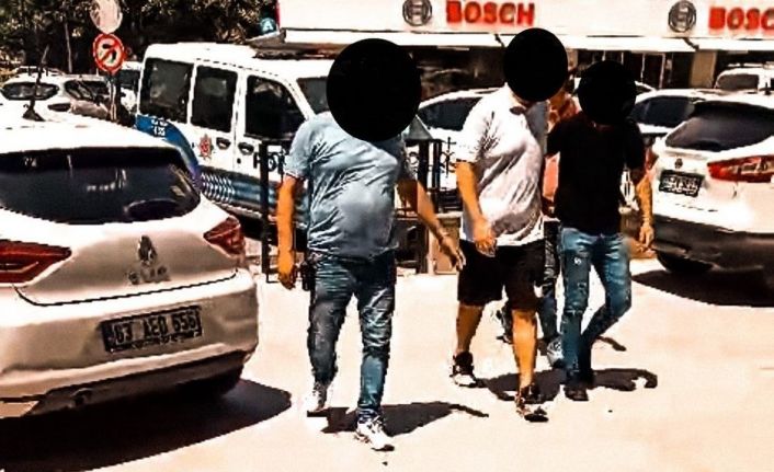 Kuşadası’nda aranan şahıslar polis ekiplerine takıldı