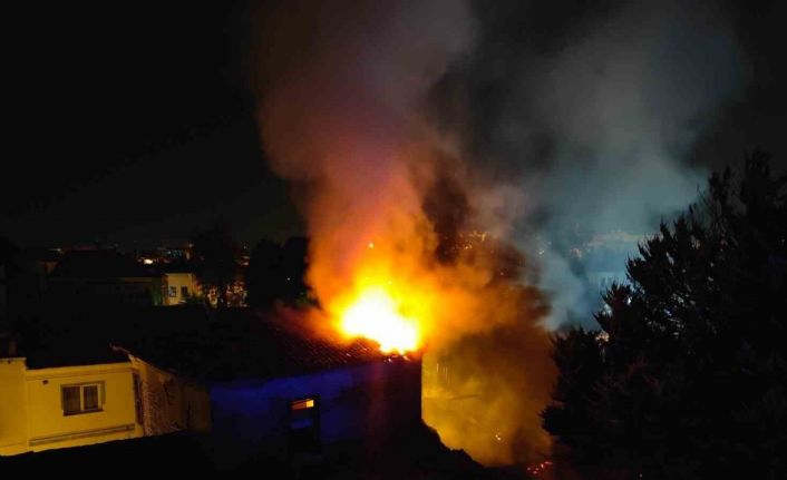 Kuşadası’ndaki yangında binanın çatısı çöktü