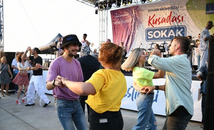 Kuşadası’nı sokak festivali coşkusu sardı