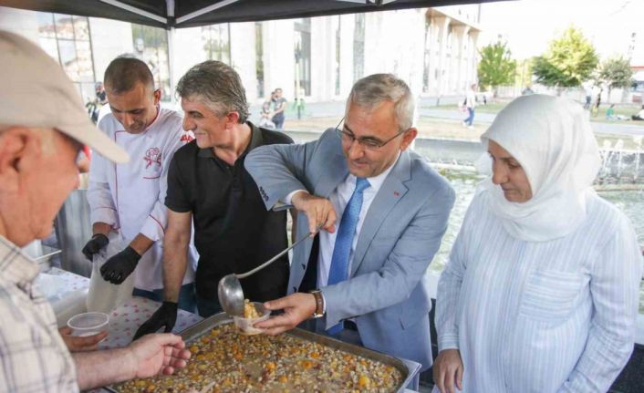 Kütahya Belediyesinden vatandaşlara aşure ikramı