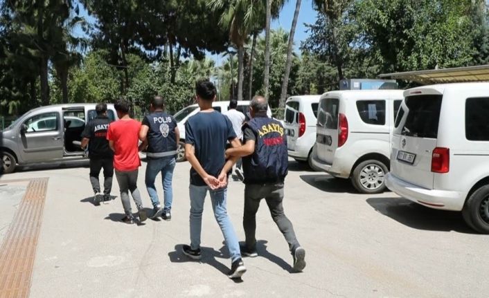 Mersin’de araç kundaklayan 4 şüpheli yakalandı