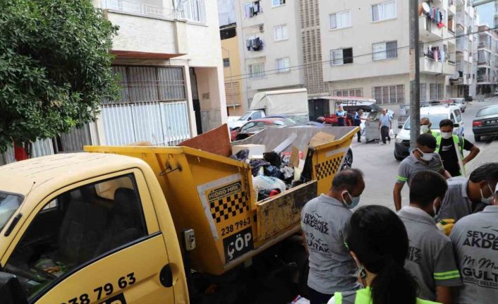 Mersin’de bir evden 10 ton çöp çıkarıldı