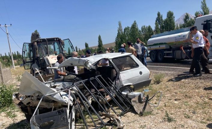 Minibüs ile otomobil kafa kafaya çarpıştı: 2 ölü, 1 yaralı