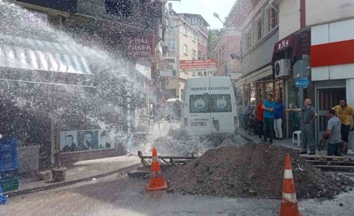 Patlayan su borusu sebebiyle vatandaşlar neye uğradıklarına şaşırdı