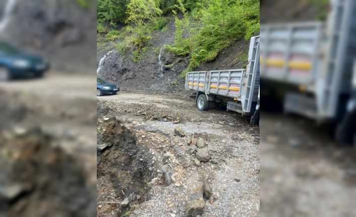 Sağanak yağış hasara yol açtı, geçici köprü 5. kez yıkıldı