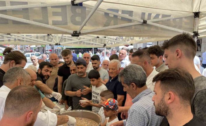 Sakarya’da Cuma namazı sonrası vatandaşa aşure dağıtıldı