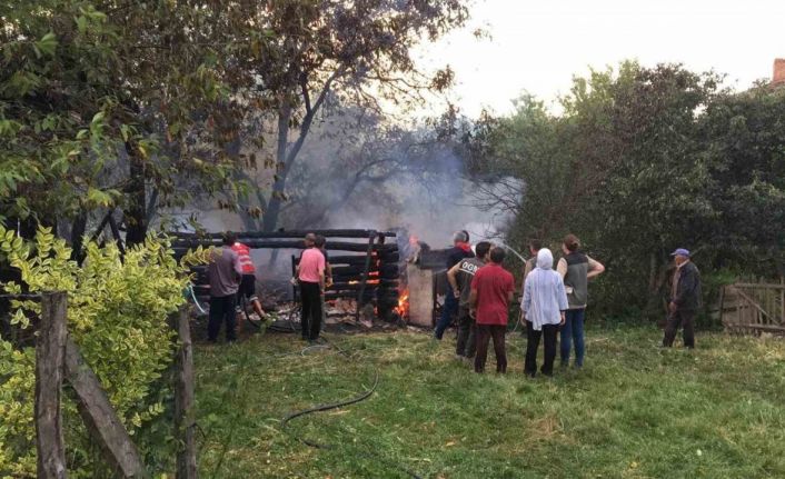 Samanlığa yıldırım düştü, 600 balya saman kül oldu