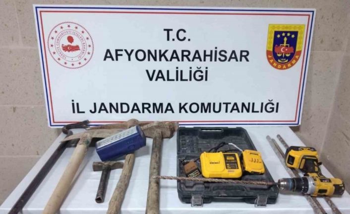 Şarjlı vidalama ile define arayan 3 kişiyi jandarma yakaladı