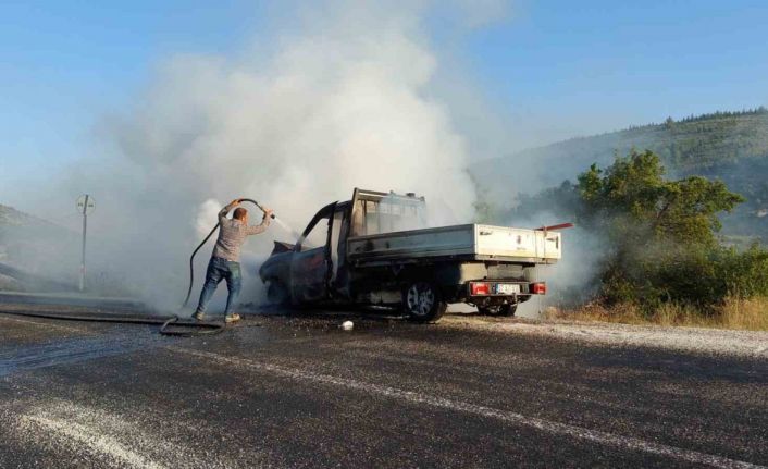 Ses sistemi alev aldı, kamyonet kullanılamaz hale geldi