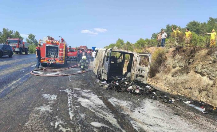 Seydikemer’de seyir halindeki minibüs alev alev yandı