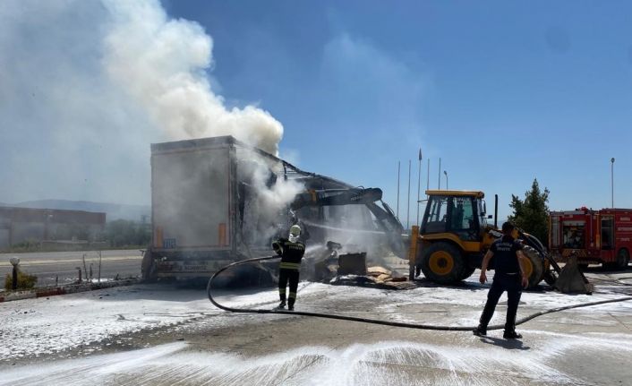 Seyir halindeki tırın lastikleri alev aldı