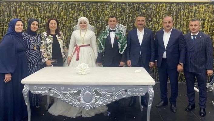 Siirt Valisi Hacıbektaşoğlu, şehit ailesinin mutluluğunu paylaştı