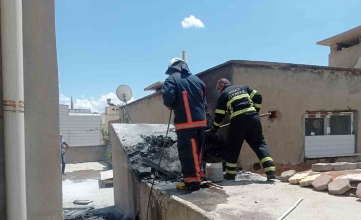 Siirt’te bir apartmanın çatısında çıkan yangın korkuttu