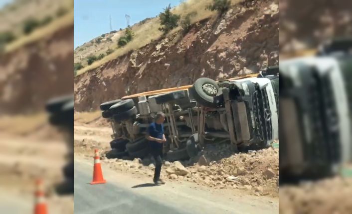 Siirt’te kamyon devrildi: 1 yaralı