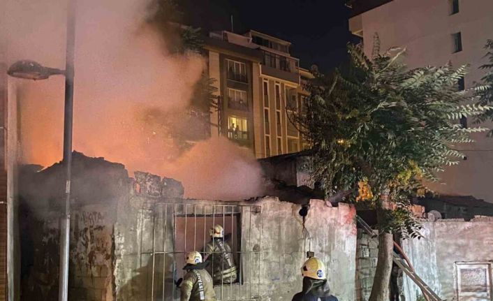 Şişli’de gecekonduda çıkan yangın korkuttu