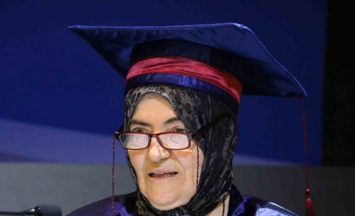Sivas’ta 66 yaşındaki üniversiteli Ayşe Hasbek, mezuniyet sevinci yaşadı