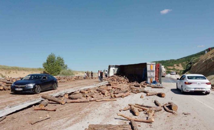 Sivas’ta tomruk yüklü kamyon devrildi: 1 ölü 1 yaralı