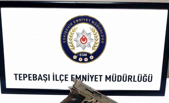 Şüpheli şahsın üst aramasında silah ele geçirildi