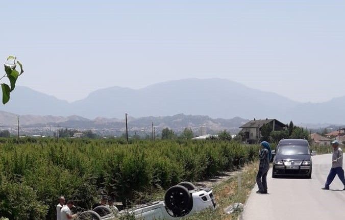 Takla atan otomobil şarampolde ters döndü: 2 yaralı