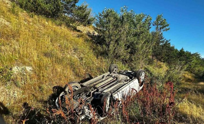 Takla atan otomobilde sıkışan yaralıları itfaiye ekipleri kurtardı