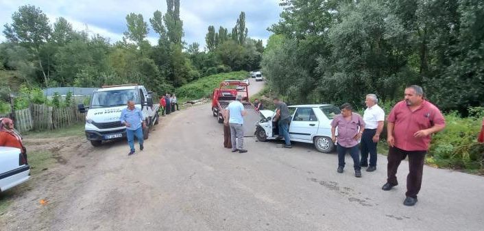 Tali yoldan ana yola çıkan otomobil kaza yaptı: 3 yaralı