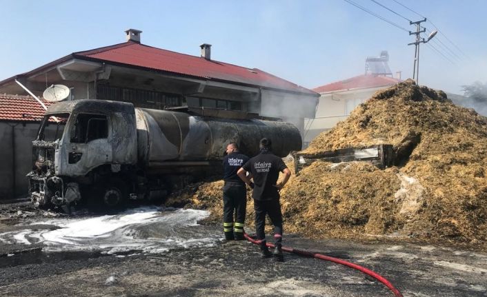 Tanker ve saman balyaları alev alev yandı