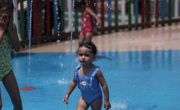 Tarihin en sıcak gününde çocuklar su parkına akın etti