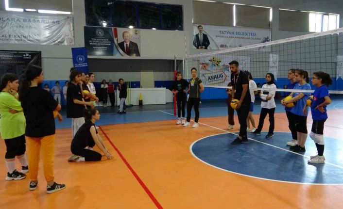 Tatvan’da voleybol eğitimine yoğun ilgi