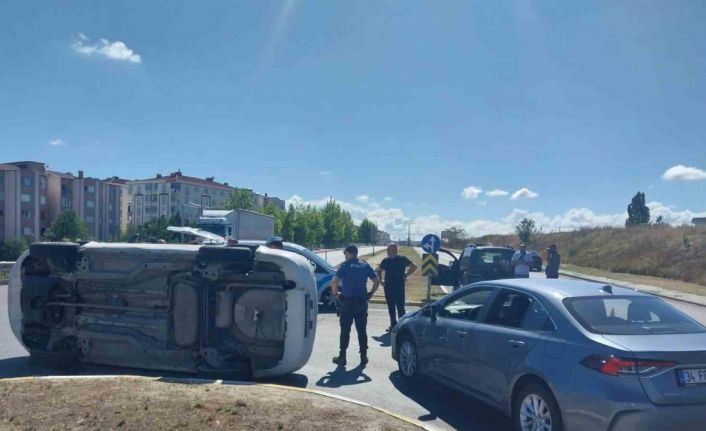 Tekirdağ’da kavşakta 2 otomobil çarpıştı