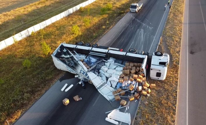 Tekstil malzemesi yüklü tır devrildi, 1 kişi yaralandı