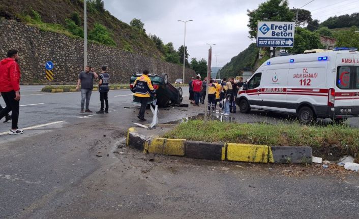 Telefona bakarken otomobili ile düz yolda takla attı: 2 yaralı
