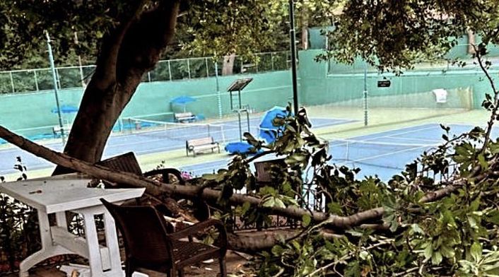 Tenis kortu yağışlara teslim oldu