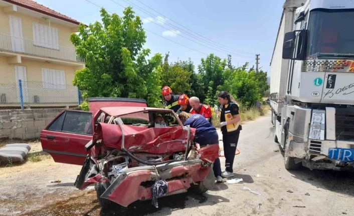 Tır ile otomobil kafa kafaya çarpıştı: 2 yaralı