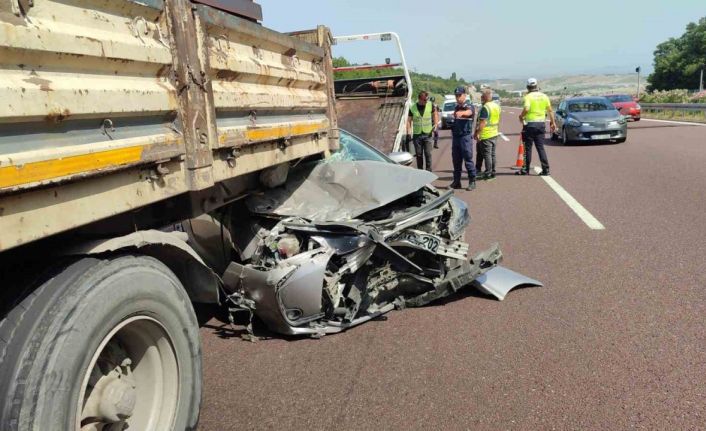 Tıra saplanan otomobilden sağ çıktı