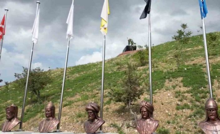 Tortum Şelalesi’ne Türk Büyükleri Anıtı