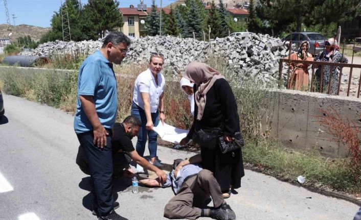 Trafik kazasında yaralanan vatandaşı sıcaktan korumak için başında beklediler