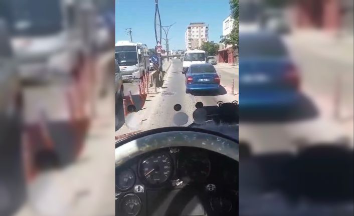 Trafikte şaşırtan anlar: Arızalanan otomobili geri geri çekti