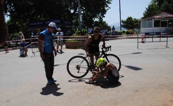 Triatlon yarışlarında bisikletten düşen kadın sporcu gözyaşlarına boğuldu