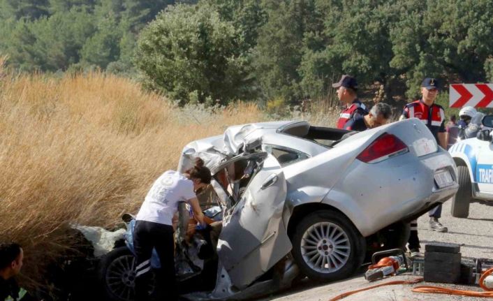 Tuğla yüklü tır ile otomobil çarpıştı: 2 ölü