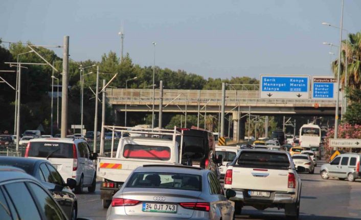 Turizm kenti Antalya’da dönüş trafiği